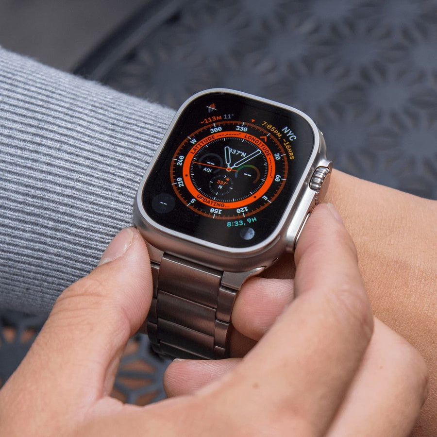 باكج ساعة ألترا تيتانيوم مع هدايا فاخرة – شاشة كبيرة وأداء ذكي